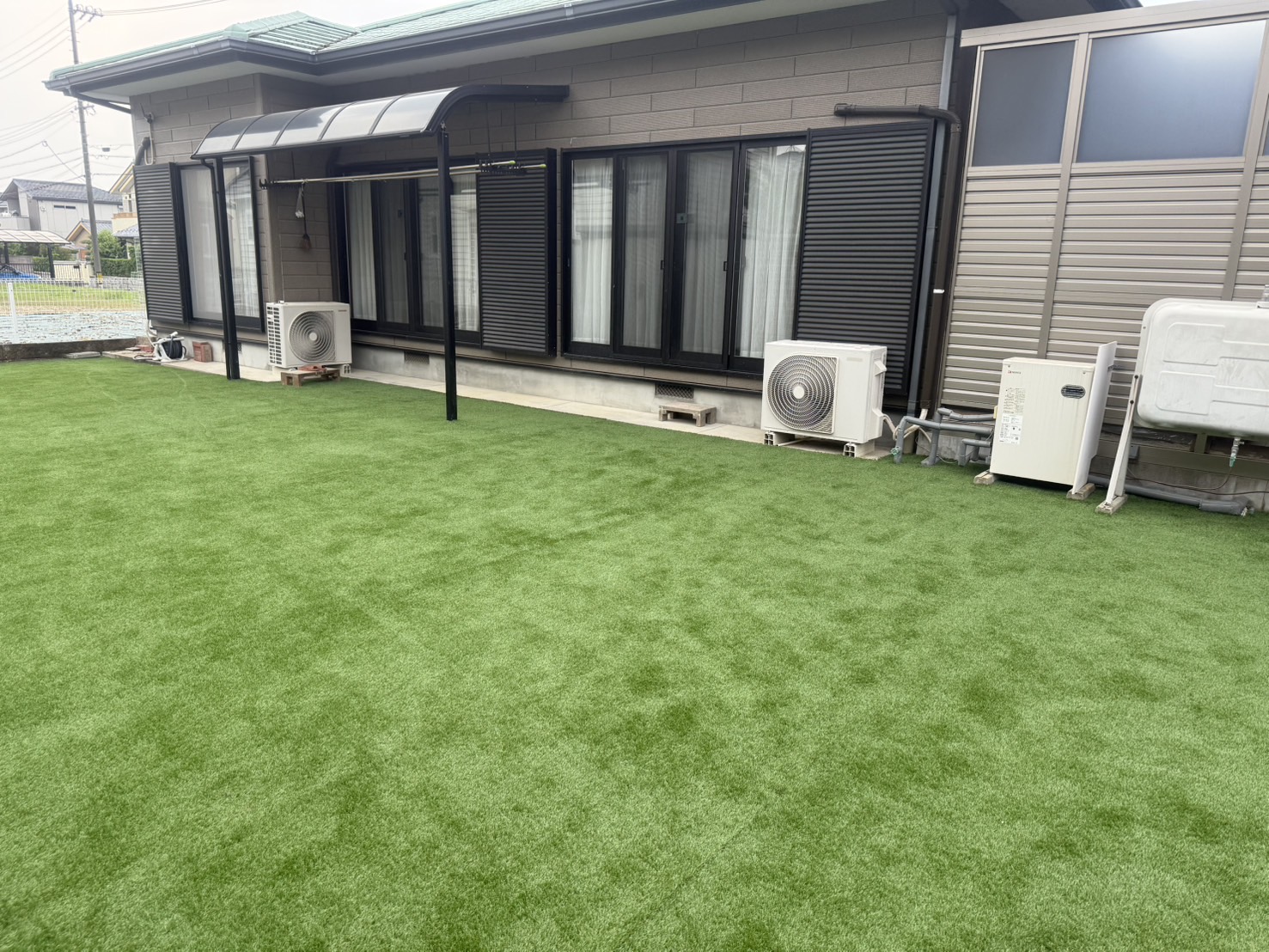 人工芝の敷設作業