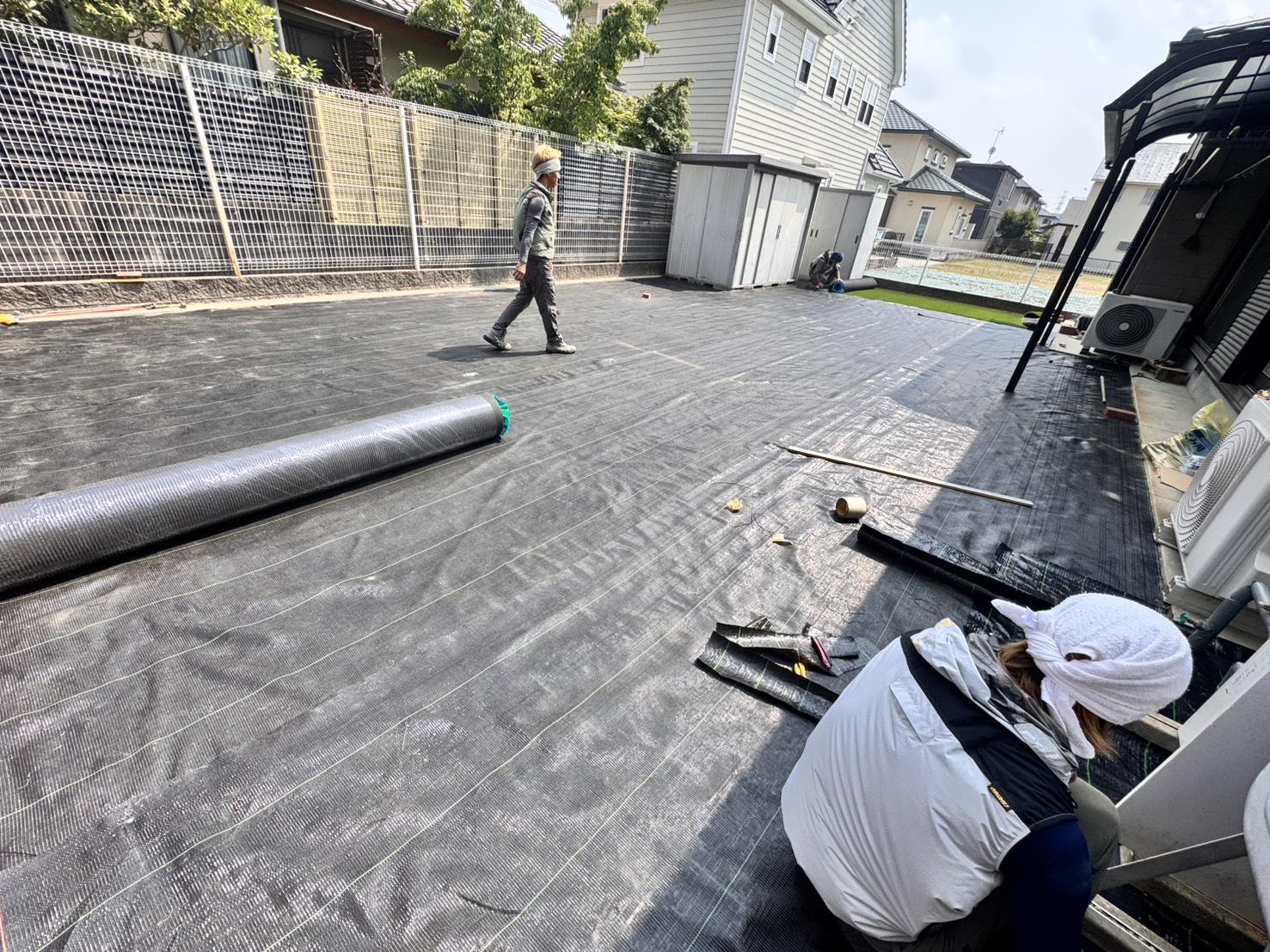 庭全体に防草シートを敷設