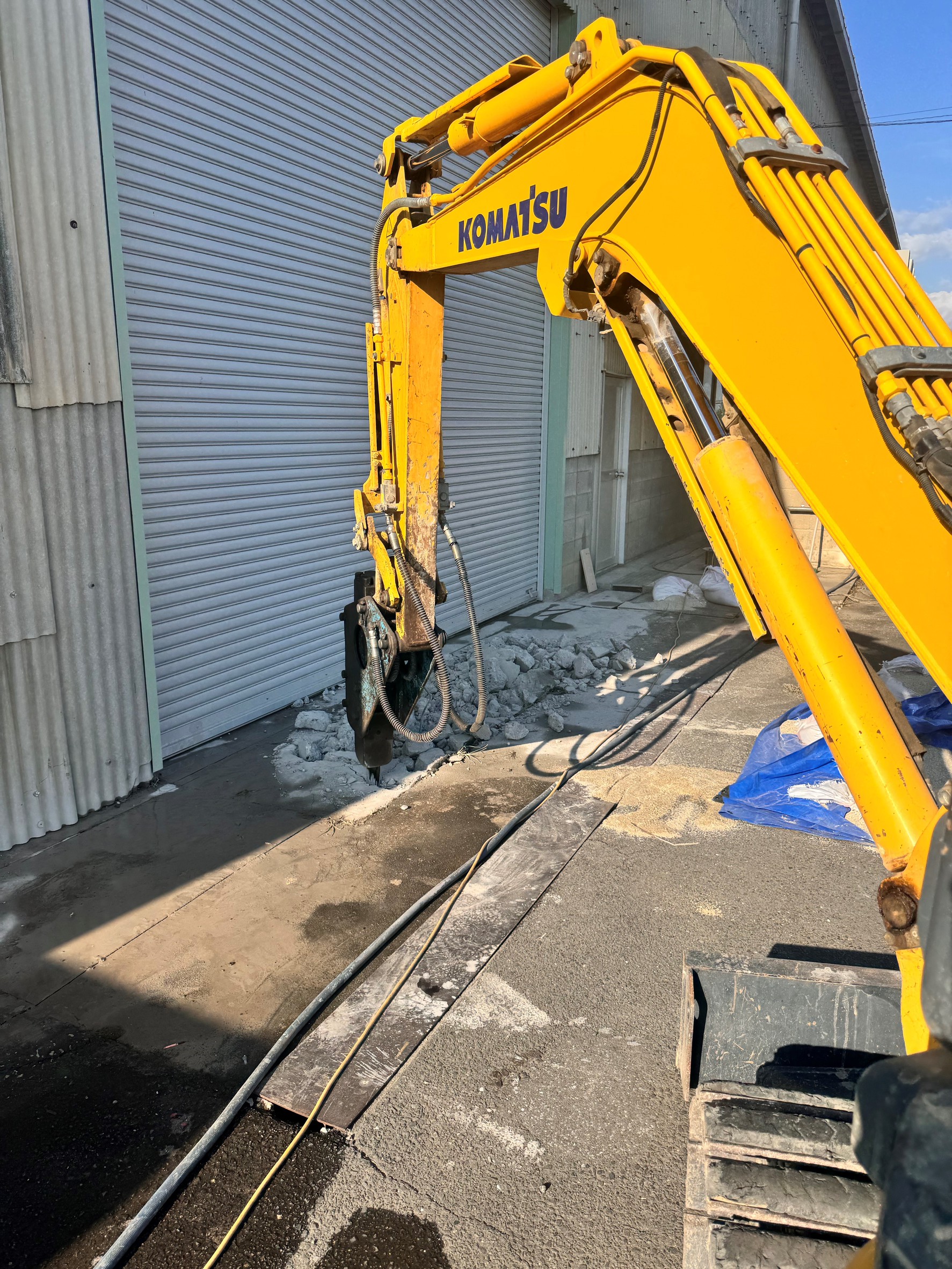 ブレーカーによるコンクリート撤去作業