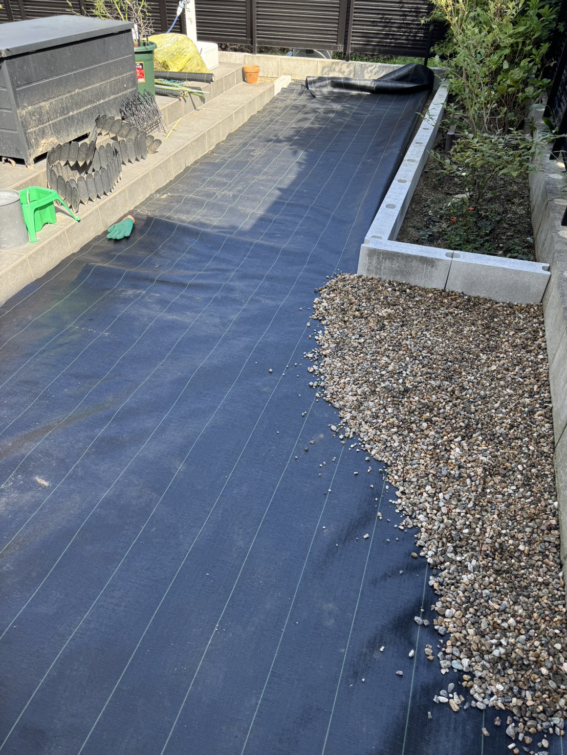 防草シート敷設・砂利敷き作業中